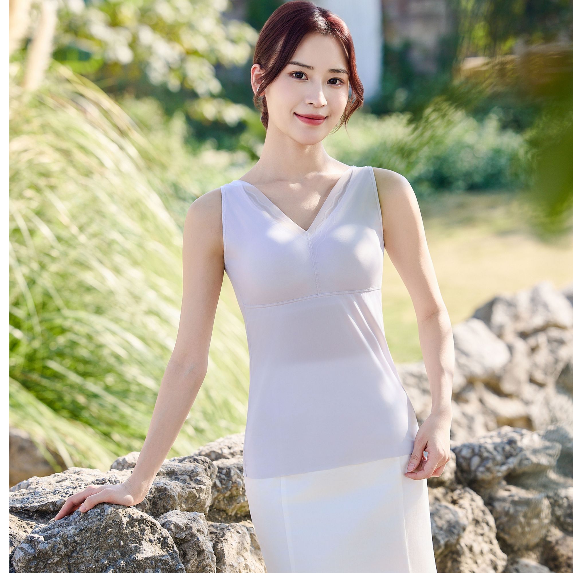 芝己V领轻薄透气美背吊带背心