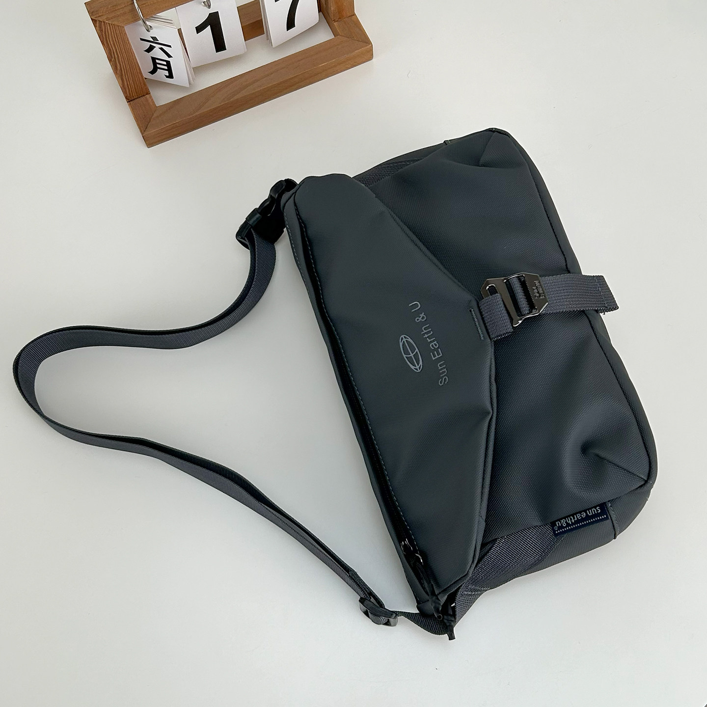 日本男士斜挎包防水大容量轻便单肩包邮差包休闲运动包2026新款