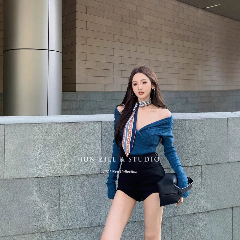 依之萌-2025新款设计感辣妹V领长袖上衣女装秋天穿搭一整套百搭高