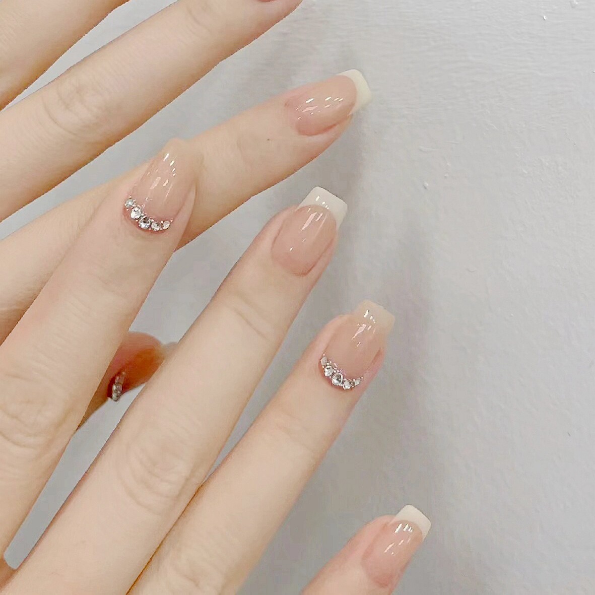 2024通勤简约裸色底穿戴甲法式边贴钻美甲成品纯手工定制结婚新娘