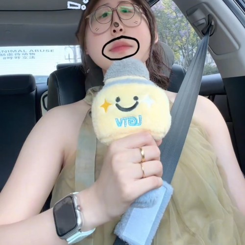 可爱麦克风安全带毛绒防勒玩偶