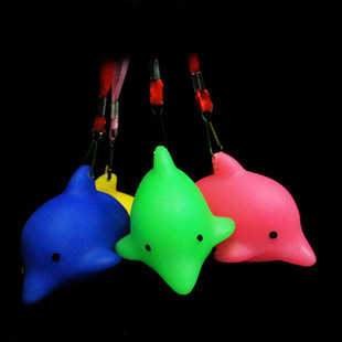 七彩地推海洋馆挂绳鲸鱼发光玩具创意儿童挂件礼品闪光海豚小夜灯
