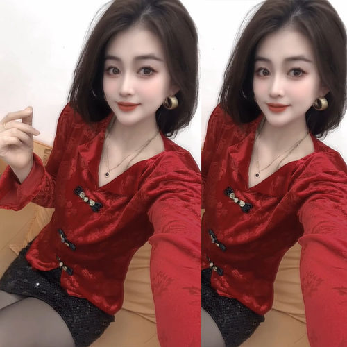 红色V领丝绒盘扣修身百搭打底衫