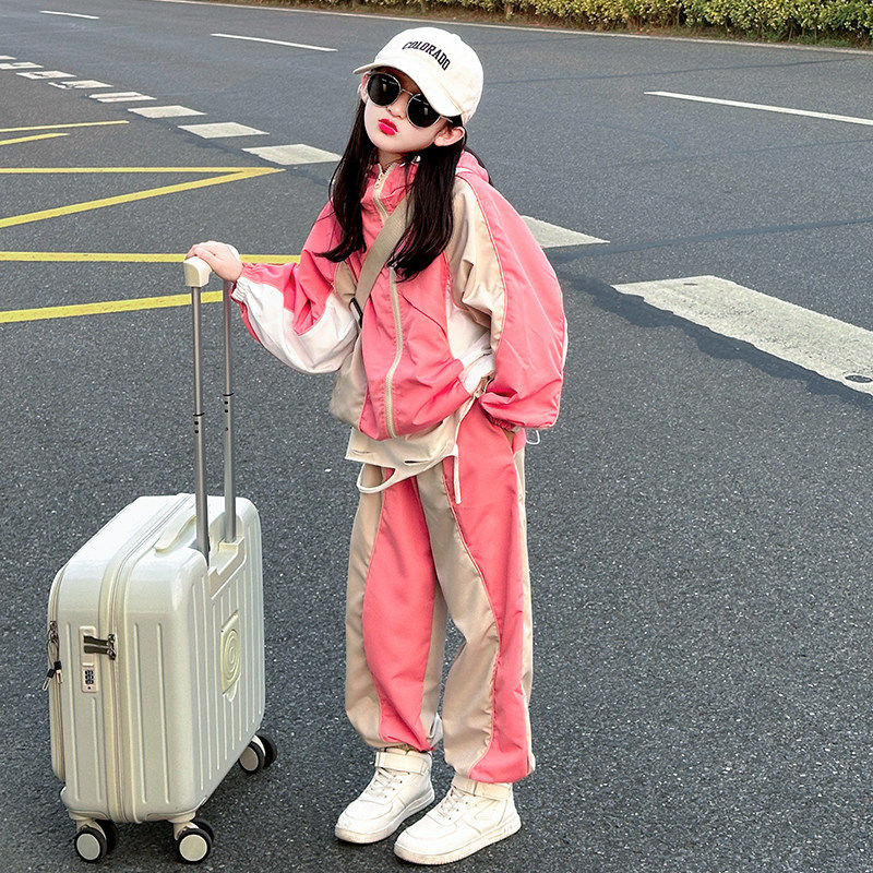 法国女童洋派休闲运动套装2026春季新款户外冲锋衣外套装裤子两件