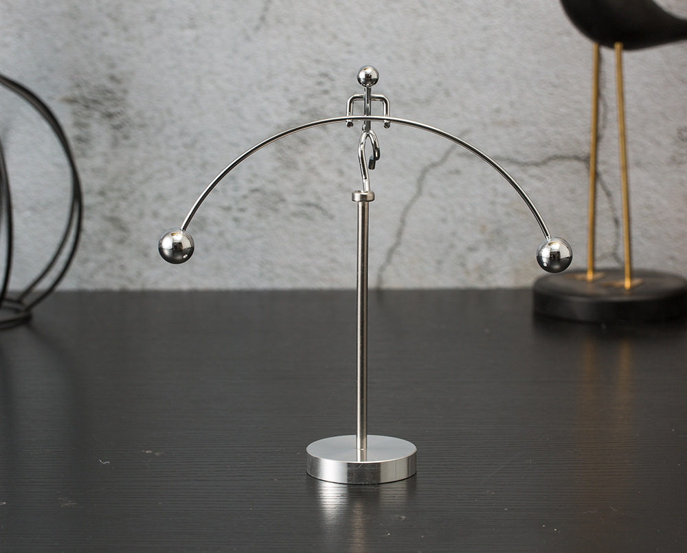 平衡小铁人牛顿摆球悬浮重力创意书桌办公室摆件男女抖音网红玩具