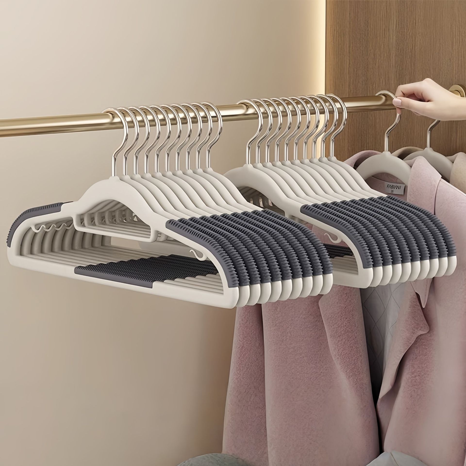 衣架家用防滑无痕挂衣肩角晾晒衣挂不起包衣服挂架加粗加厚衣撑子