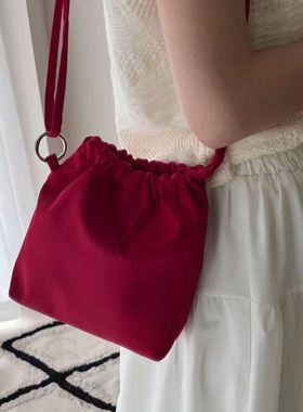韩版ins风慵懒感红色单肩包尼龙布包时尚百搭休闲通勤女包水桶包