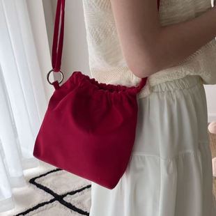 韩版ins风慵懒感红色单肩包尼龙布包时尚百搭休闲通勤女包水桶包