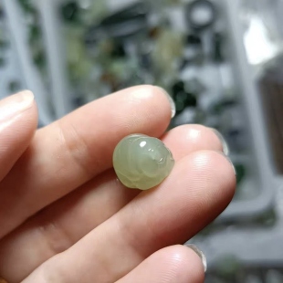 天然和田玉小猪挂件晴水色玉石通孔单颗配饰背云顶珠手饰文玩佩珠