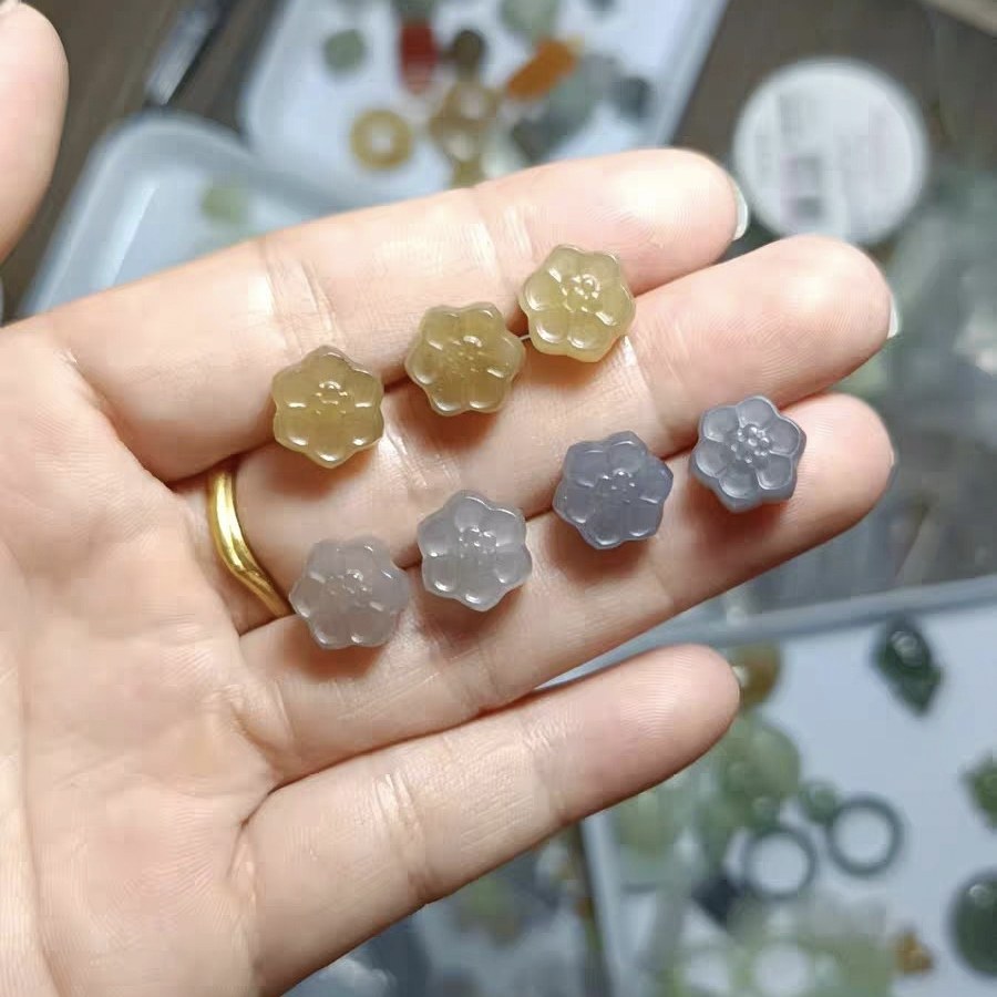 天然和田玉双面梅花小吊坠挂件烟紫糖玉石通孔配饰diy单颗散珠子