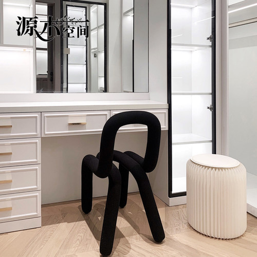 网红女生主卧室化妆凳轻奢高级感梳妆台设计师黑色衣帽间异形椅子