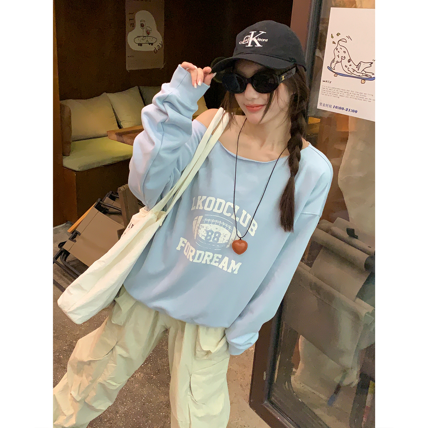 LK STORE LKOD2025秋冬新款橄榄球印花美式辣妹露肩斜肩卫衣潮牌