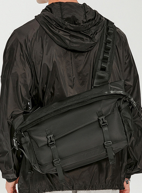 男士大容量斜挎包夏季潮牌原宿机能大学生休闲单肩包学生邮差包