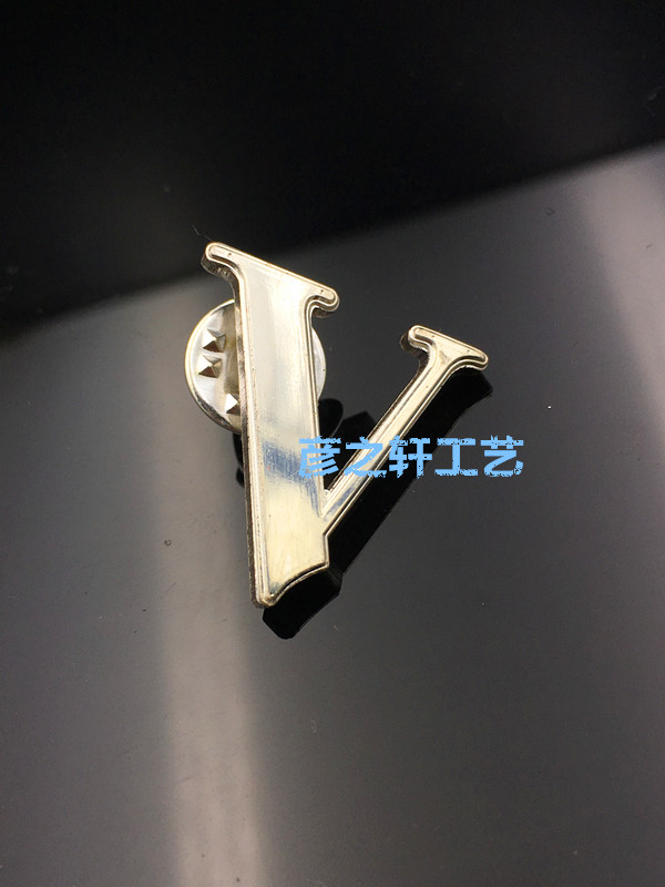 字母徽章V纯银6克胸章司徽国家一号银胸牌定制定做
