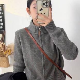 巨好看双拉链立领毛衣女款2026新款秋冬季针织开衫慵懒风坑条外套