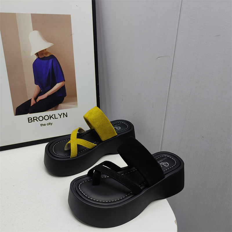 2025夏季女鞋韩版百搭休闲露趾防滑日常厚底绒面套指女拖鞋凉拖