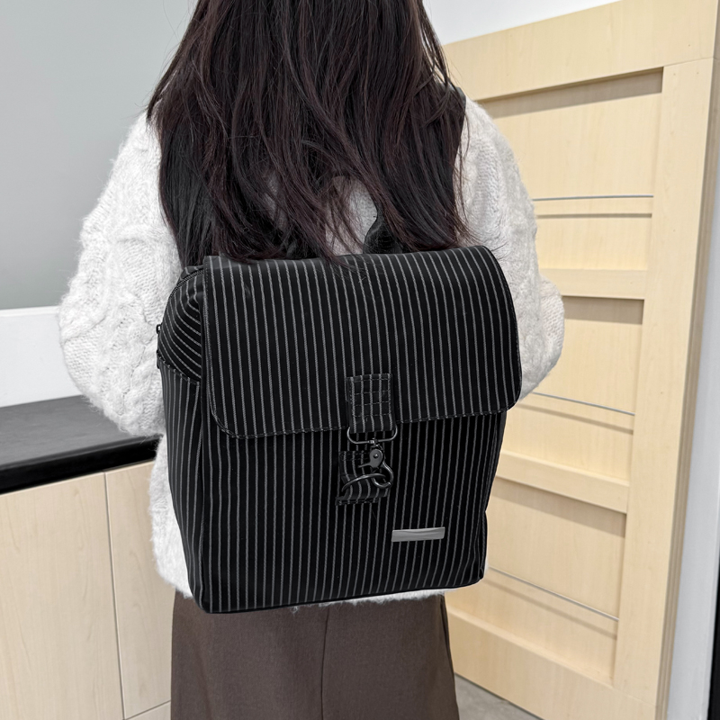 英伦风双肩包女条纹学院风大容量外出小型小背包出游简约潮旅行