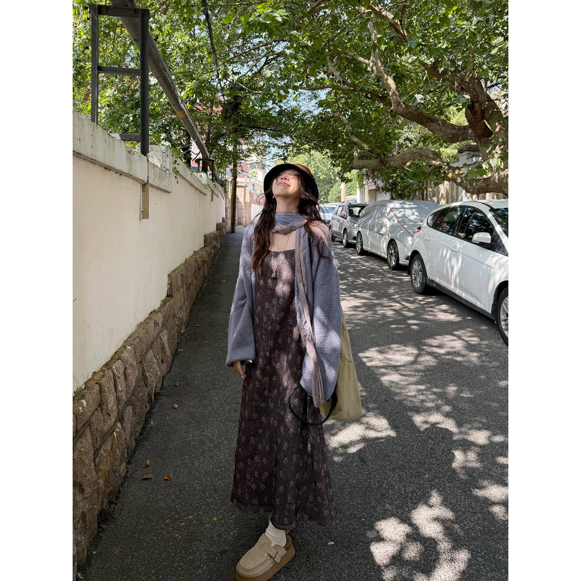 荒荒家碎花吊带连衣裙2025秋季新款法式少女温柔风无袖内搭中长裙