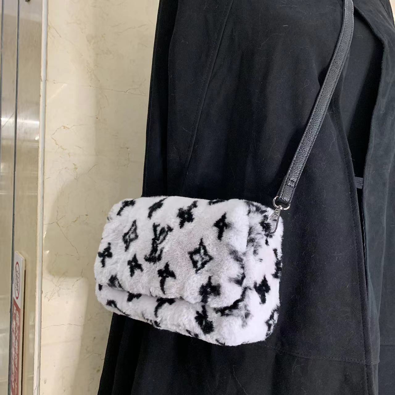 新款真皮草獭兔毛原创小香风信封包小方包手提包包女单肩斜挎洋气