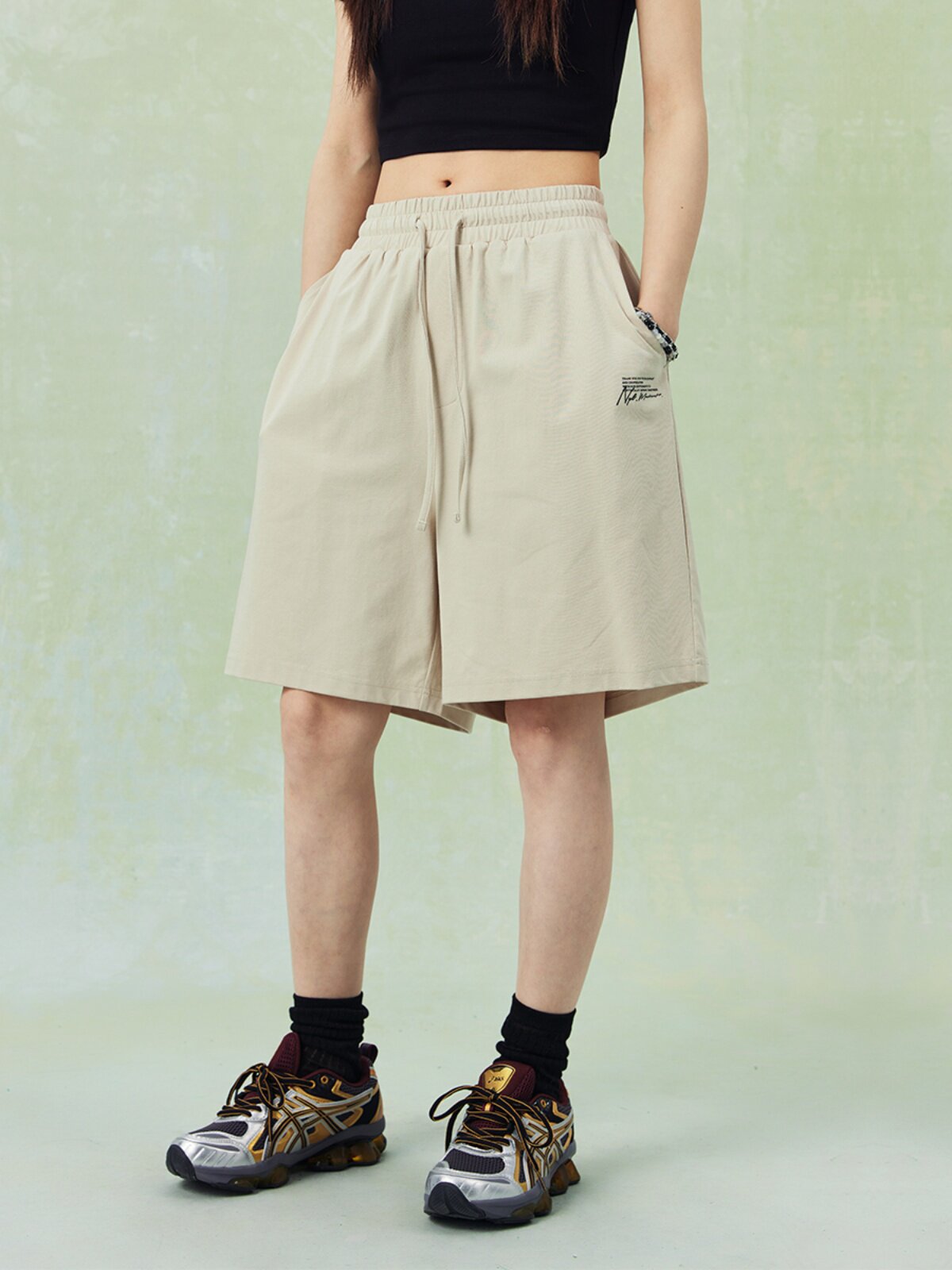 NPC 트렌디 브랜드 쿨한 [솔로나] 프린트 캐주얼 반바지는 남성에게 편안하고 통기성이 뛰어나고 트렌디하며 활용도가 높은 NP42SP12