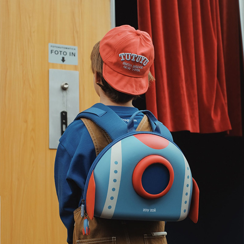 ZOY ZOII儿童书包小学生上学一二三年级轻便背包男孩护脊出游包包属于什么档次？