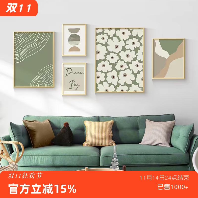 原木风绿色沙发背景墙客厅装饰画