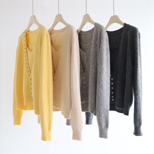 冬季恋歌 温柔风新款叠穿深V领多扣外套开衫＋吊带背心简约两件套