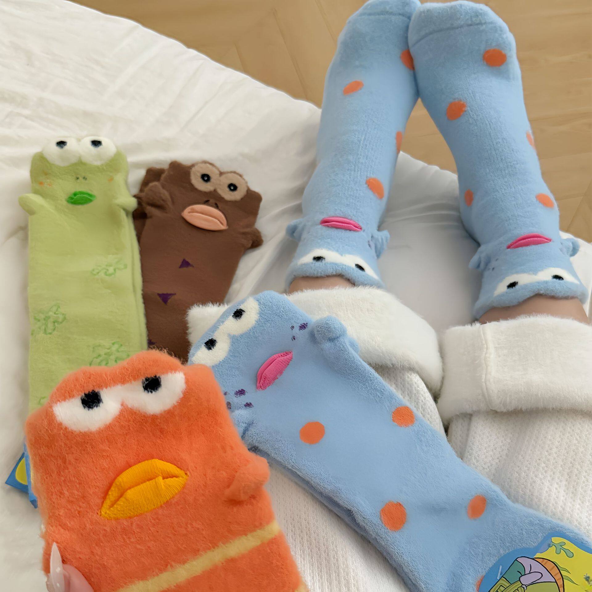 比奇堡丑鱼袜子加绒加厚保暖搞怪大眼睛地板袜居家卡通澳绒睡眠袜