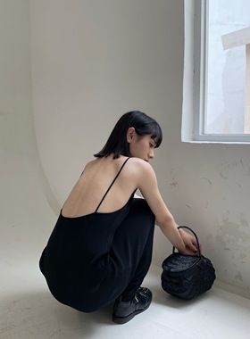 拖延症 / cos风黑色针织吊带连衣裙 漏背长款修身裙子