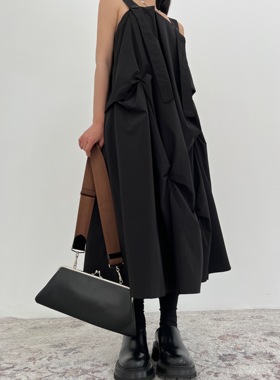 拖延症 / 小众暗黑风黑色吊带连衣裙 多褶皱肩带可调节宽松吊带裙