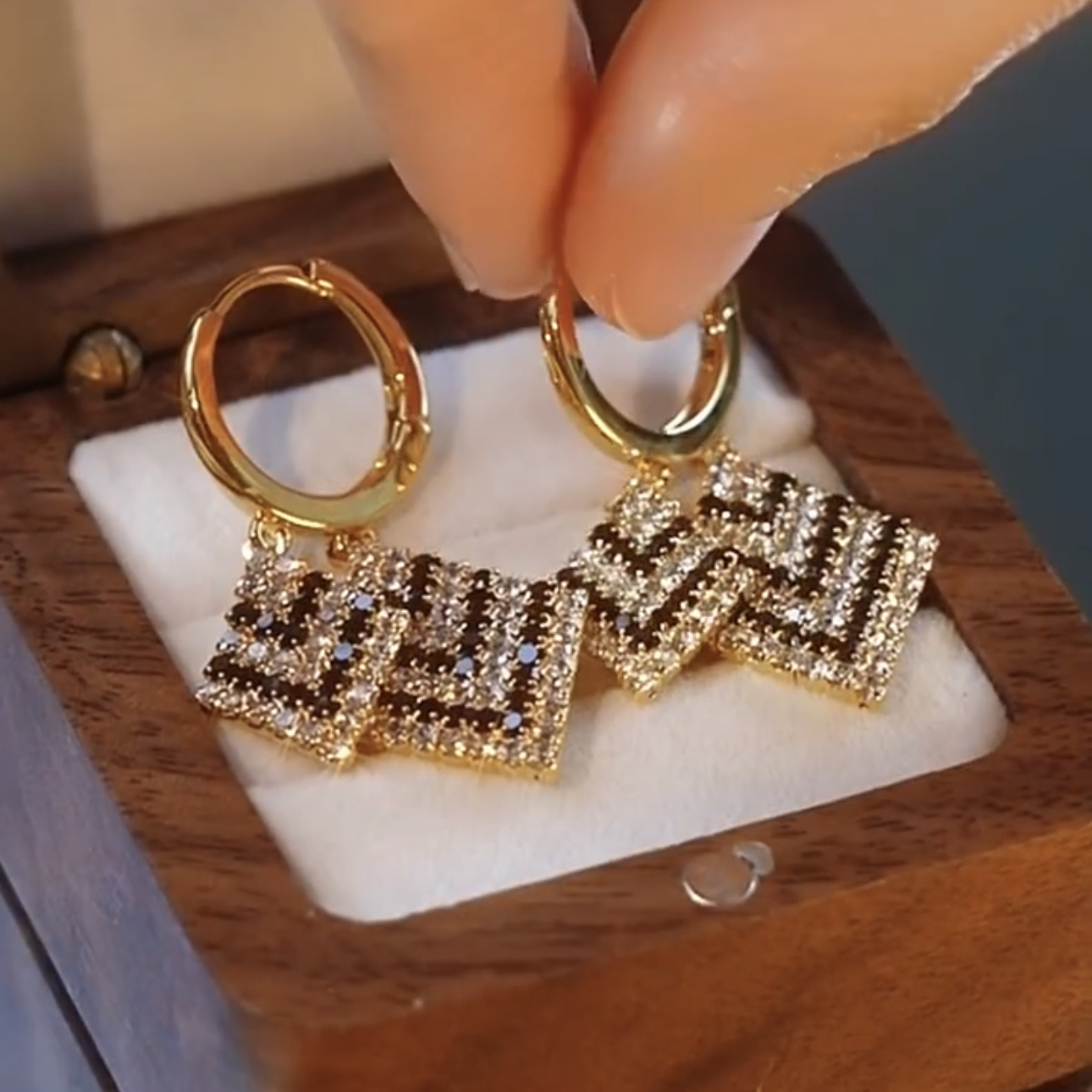 气质超闪满钻黑白色菱形耳环