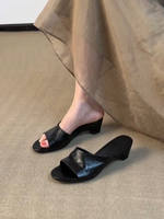A perfect match for a skirt and flip-flops, a vacation style that is comfortable and versatile. Minimalist style, toe-exposing thick-heeled one-shoulder slippers, suitable for women to wear outdoors in summer thumbnail 5