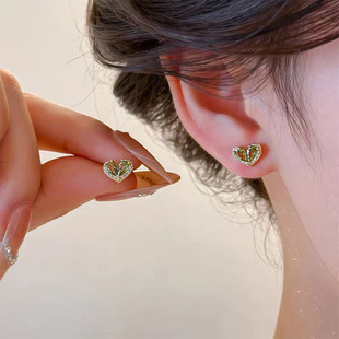超闪橄榄绿锆石爱心耳钉女复古精致轻奢小巧耳环日常简约百搭耳饰