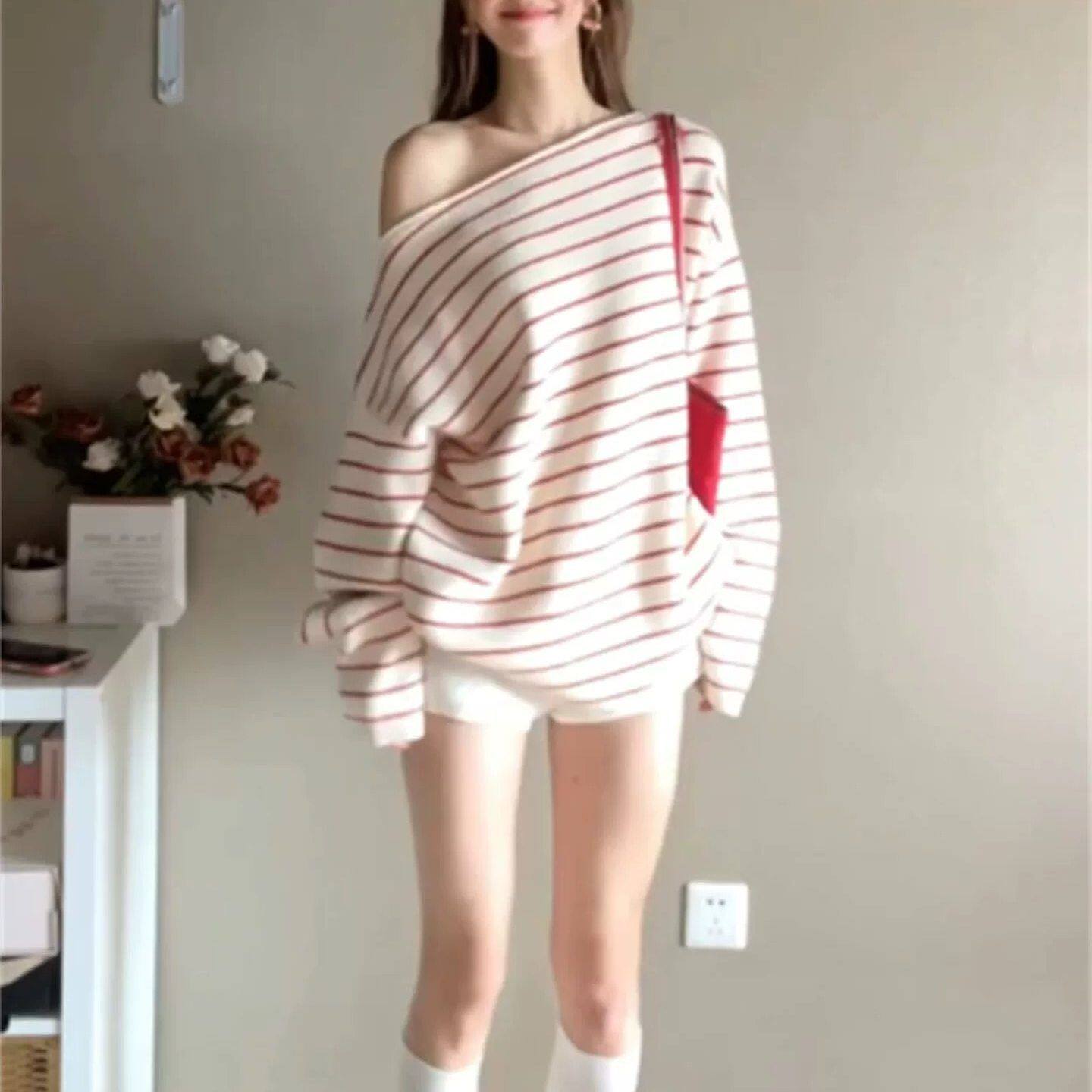 慵懒风红白条纹斜肩长袖内搭毛衣女装春季宽松显瘦露肩针织衫上衣