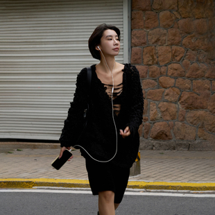 Call me Blue 松弛氛围感慵懒镂空V领豆豆纱毛衣