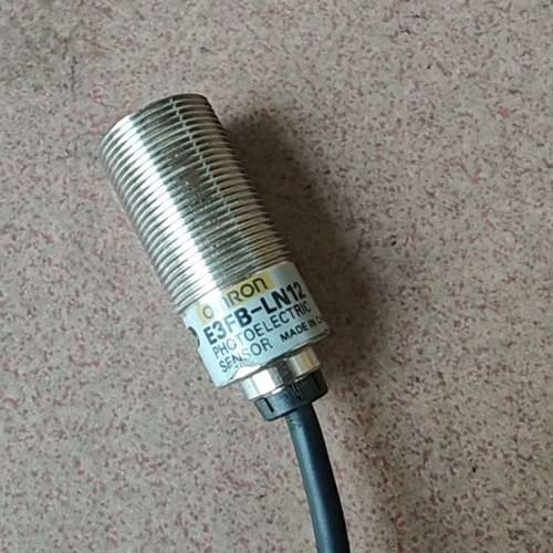 欧姆龙光电传感器，型号E3FB-LN12，。金属外壳