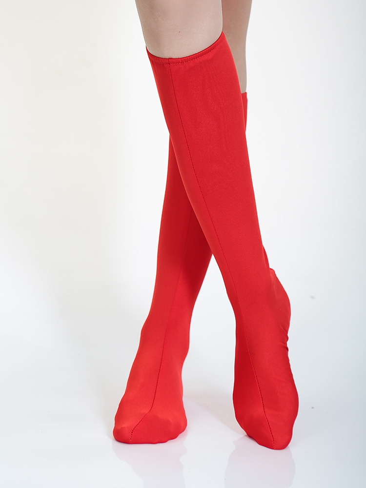 此款靴套为均码。适合34到40尺码的。脚掌前后各带一个眼，方面鞋跟套进去