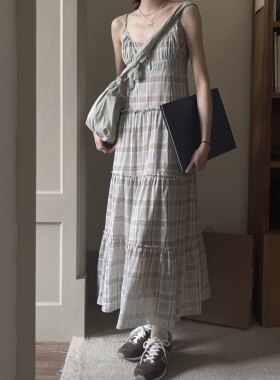 蓝色格子吊带连衣裙女夏季宽松