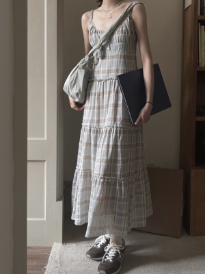 蓝色格子吊带连衣裙女夏季宽松