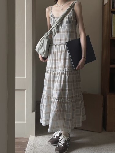 蓝色格子吊带连衣裙女夏季宽松