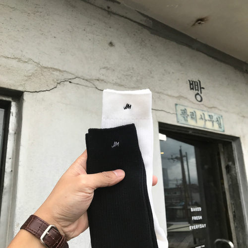 jmwomen 袜子女中筒袜韩版学院风防臭四季运动纯色 情侣高筒袜 - 封面