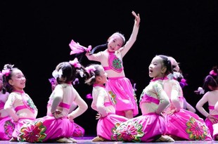 第十届小荷风采麻花辫舞蹈演出服儿童元旦喜庆秧歌开场舞表演服饰