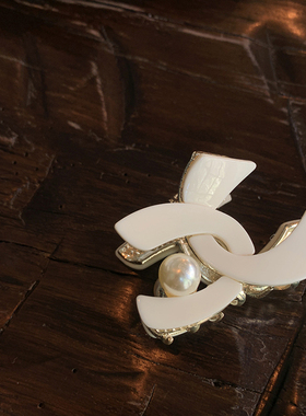 法式小香风抓夹女高级感2026新款中号发量少 温柔奶白半扎鲨鱼夹