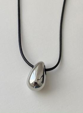 Aaim 冷淡风极简大水滴项链金属吊坠黑皮绳可调节毛衣链长款女