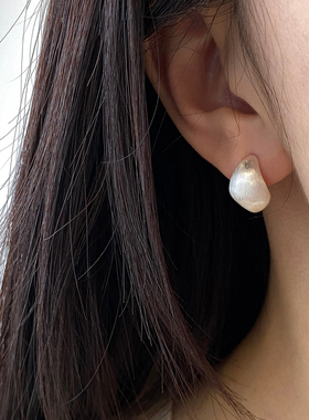 Aaim 2025新款丝绸光泽感银色拉丝水滴小耳钉简约高级感925银针女