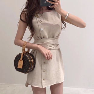 三小姐的咖啡直筒收腰遮肚裙子女夏棉麻系带单排扣无袖方领连衣裙