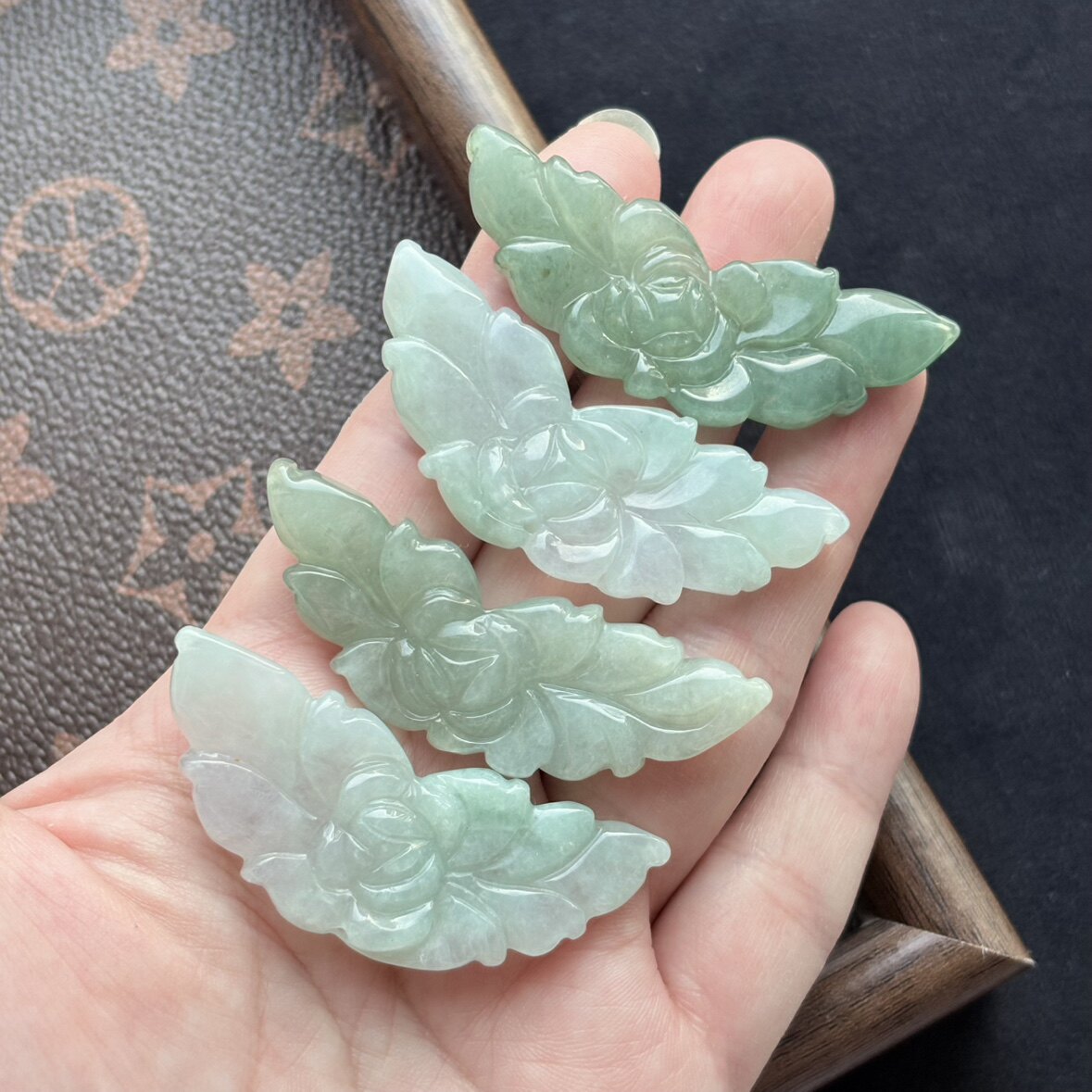 缅甸A货冰糯种翡翠花朵吊坠