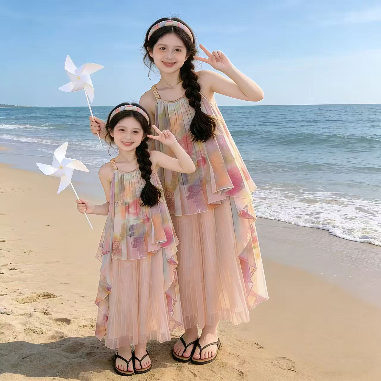 2026夏季新款油画风连衣裙女童宽松百褶吊带裙海边度假亲子装裙子图片