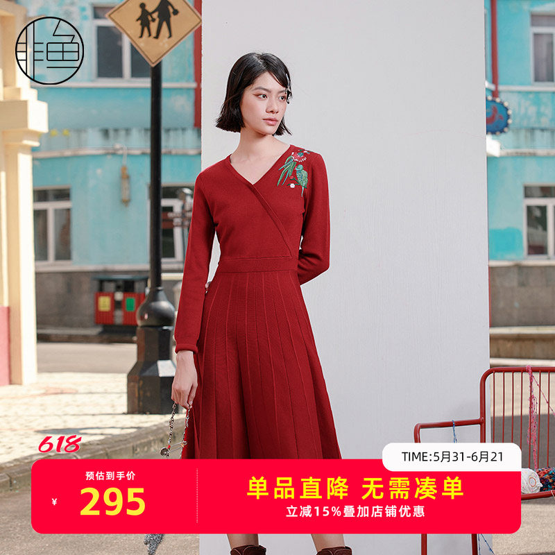 非鱼V领针织连衣裙秋冬新款收腰显瘦长款毛衫裙刺绣女打底裙