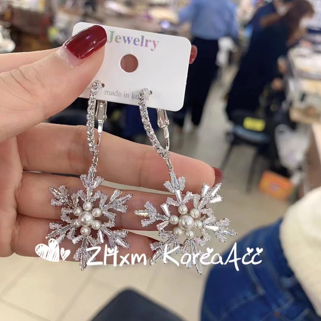 韩国进口新品精致雪花造型水晶满钻珍珠点缀耳挂女式轻奢洋气耳环
